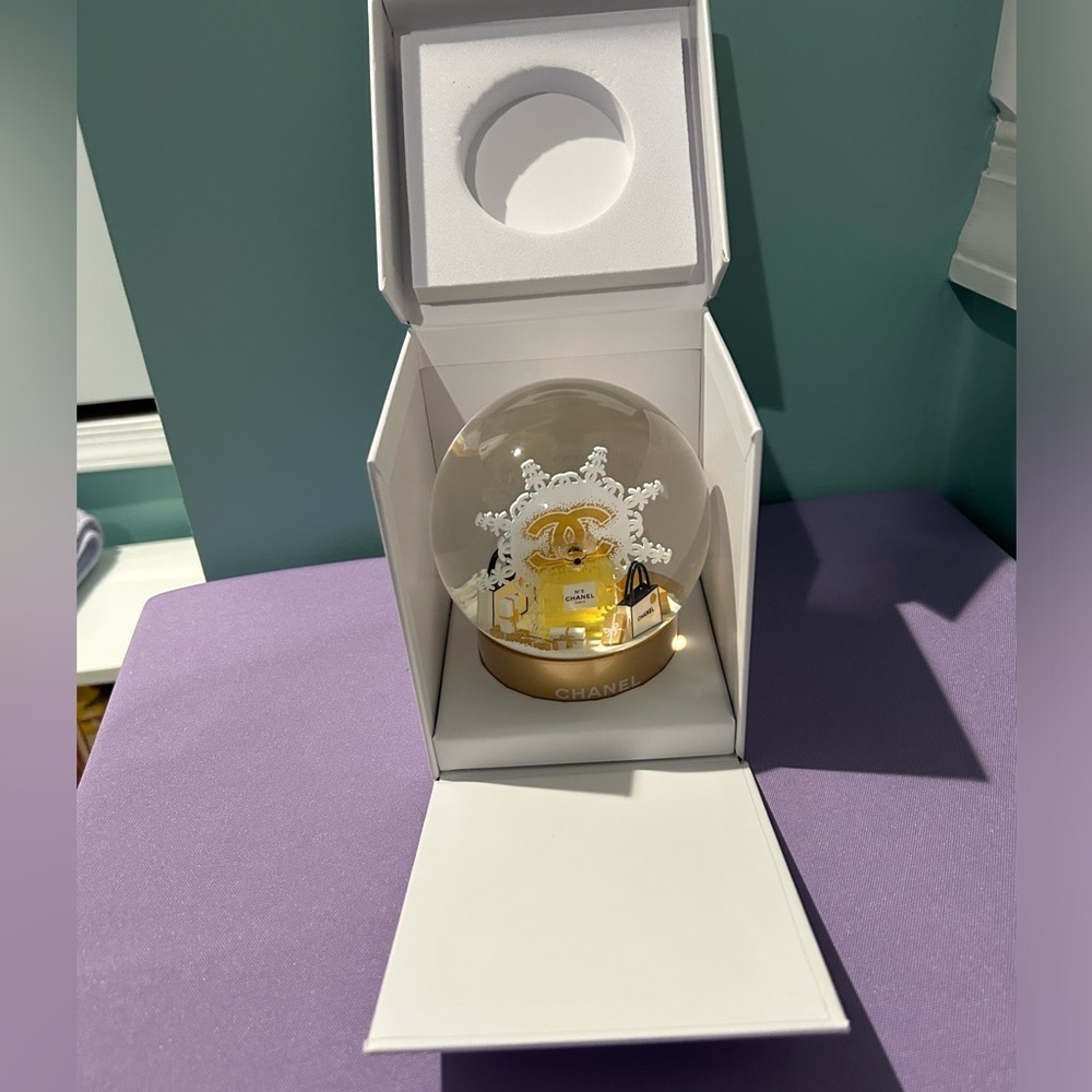 Chanel Snow Globe 2024 Edition RARE - Picture 4 of 9